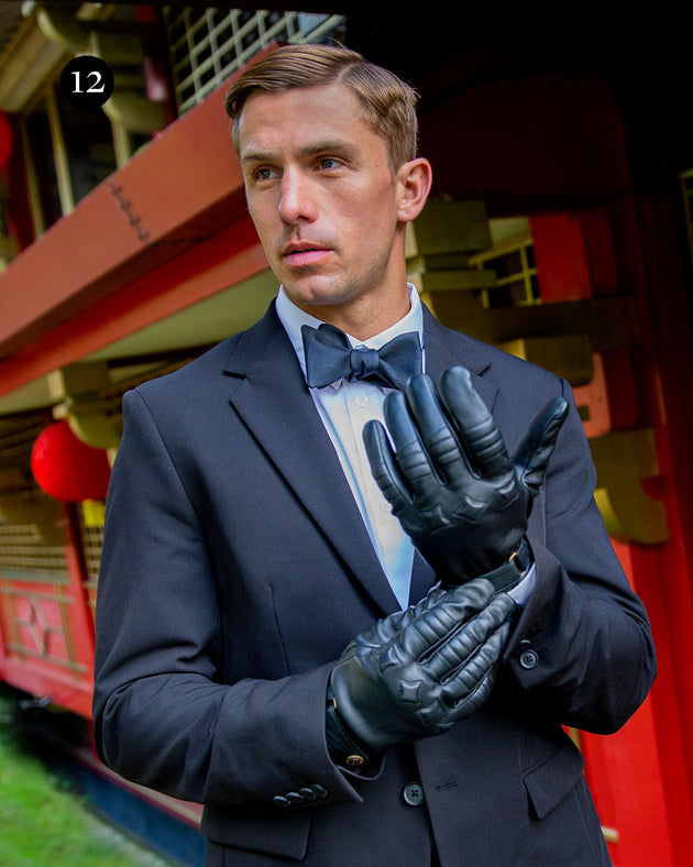 Man wearing leather touchscreen gloves in black in the city