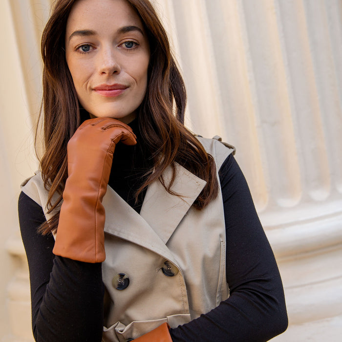 Woman wearing heritage cashmere-lined leather gloves in cognac in the city