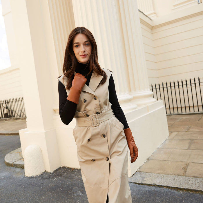 Woman wearing heritage cashmere-lined leather gloves in cognac in the city
