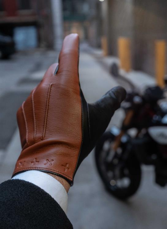 Lando | The Suited Racer x Dents Touchscreen Leather Embossed 