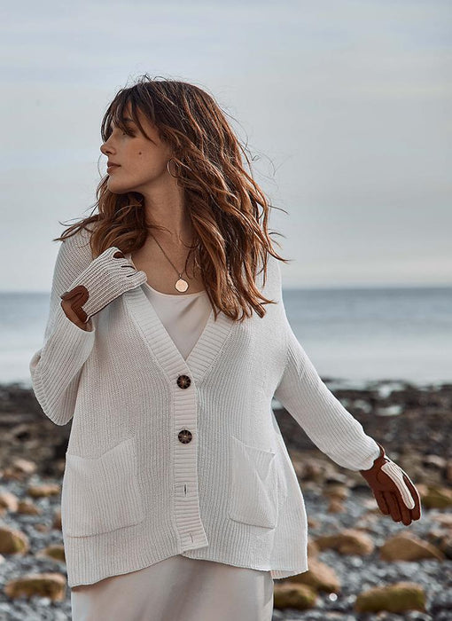Woman wearing imitation peccary and crochet back cognac by the beach